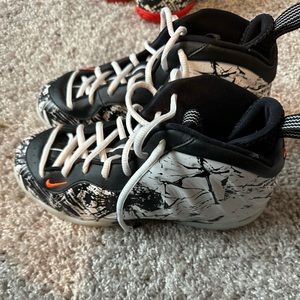Nike foamposite black white , size 3